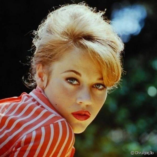 Numa vers?o mais discreta, a maquiagem usada por Jane Fonda nesta foto ? mais suave, com sombra marrom e c?lios mais modestos, por?m com batom vermelho bem aceso